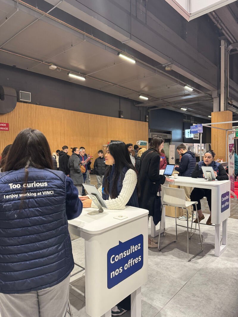 Deux bornes « Consultez nos offres » avec des personnes en échange au comptoir